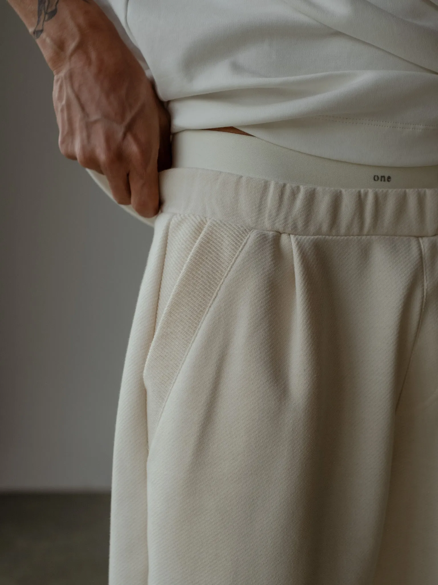 MEN MINIMAL JOGGER - CREAMY