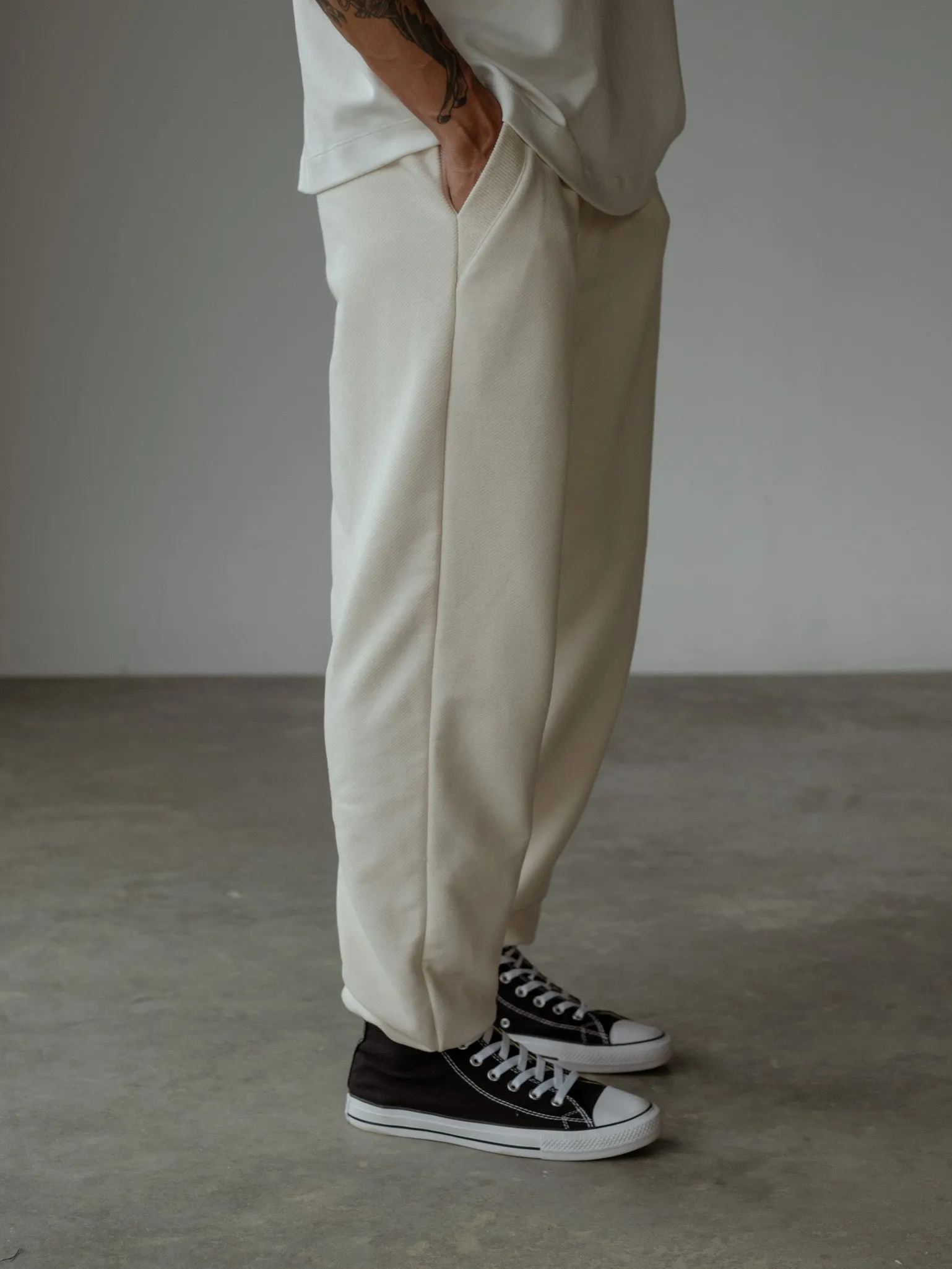 MEN MINIMAL JOGGER - CREAMY