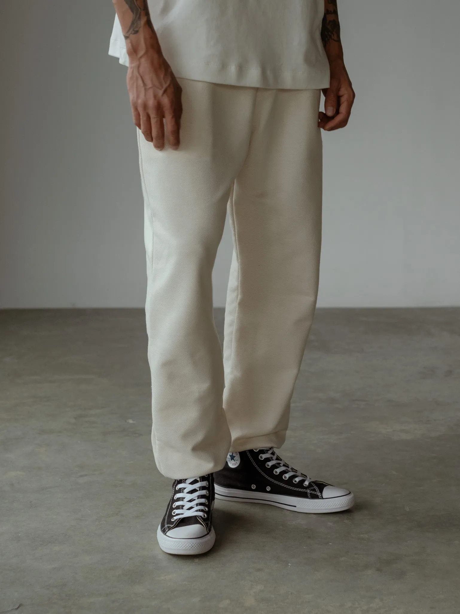 MEN MINIMAL JOGGER - CREAMY