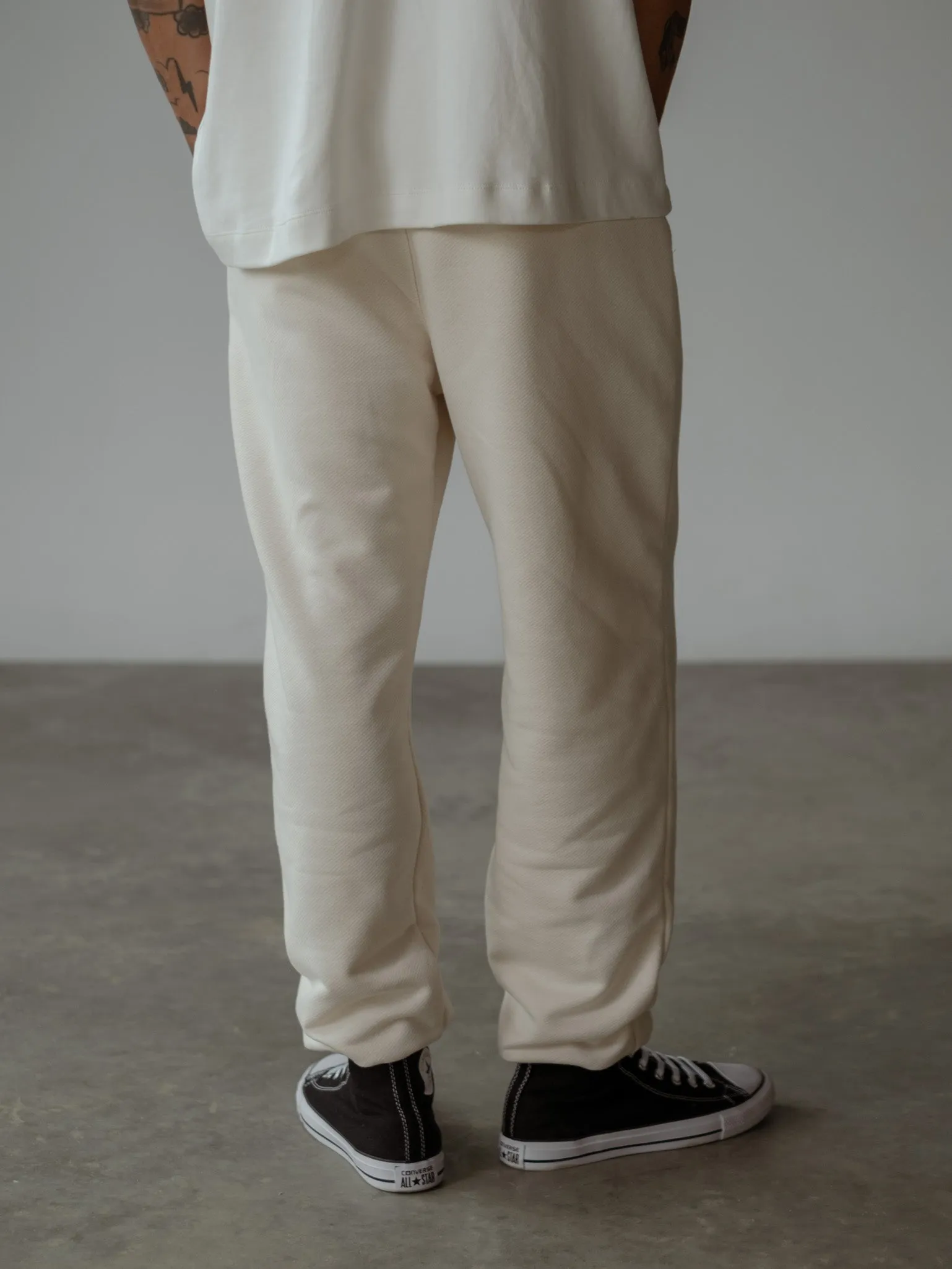 MEN MINIMAL JOGGER - CREAMY